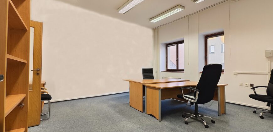 Pronájem kanceláře 45 m² Na Roudné, Plzeň – Severní Předměstí 13 000 Kč/měsíc (289 Kč/m²)