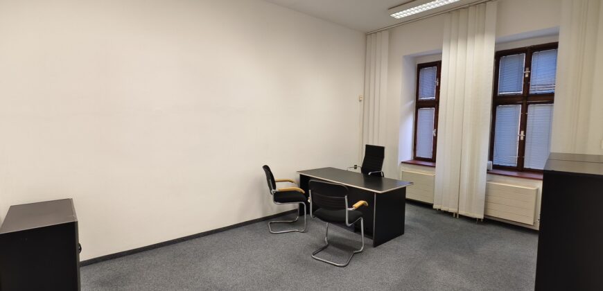 Pronájem kanceláře 45 m² Na Roudné, Plzeň – Severní Předměstí 13 000 Kč/měsíc (289 Kč/m²)