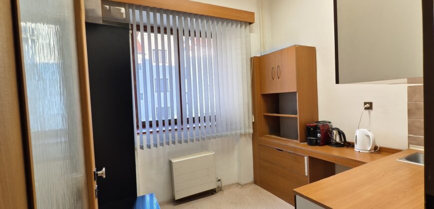 Pronájem kanceláře 45 m² Na Roudné, Plzeň – Severní Předměstí 13 000 Kč/měsíc (289 Kč/m²)
